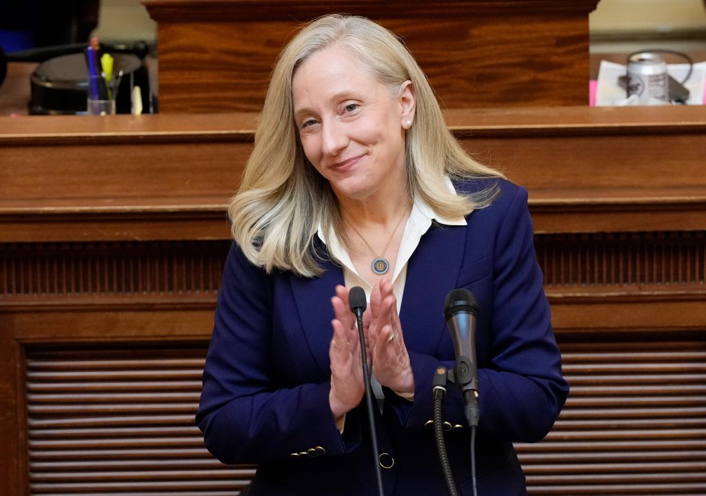 “Virginia Governor Abigail Spanberger Set to Deliver Powerful Democratic Rebuttal to Trump’s State of the Union”
