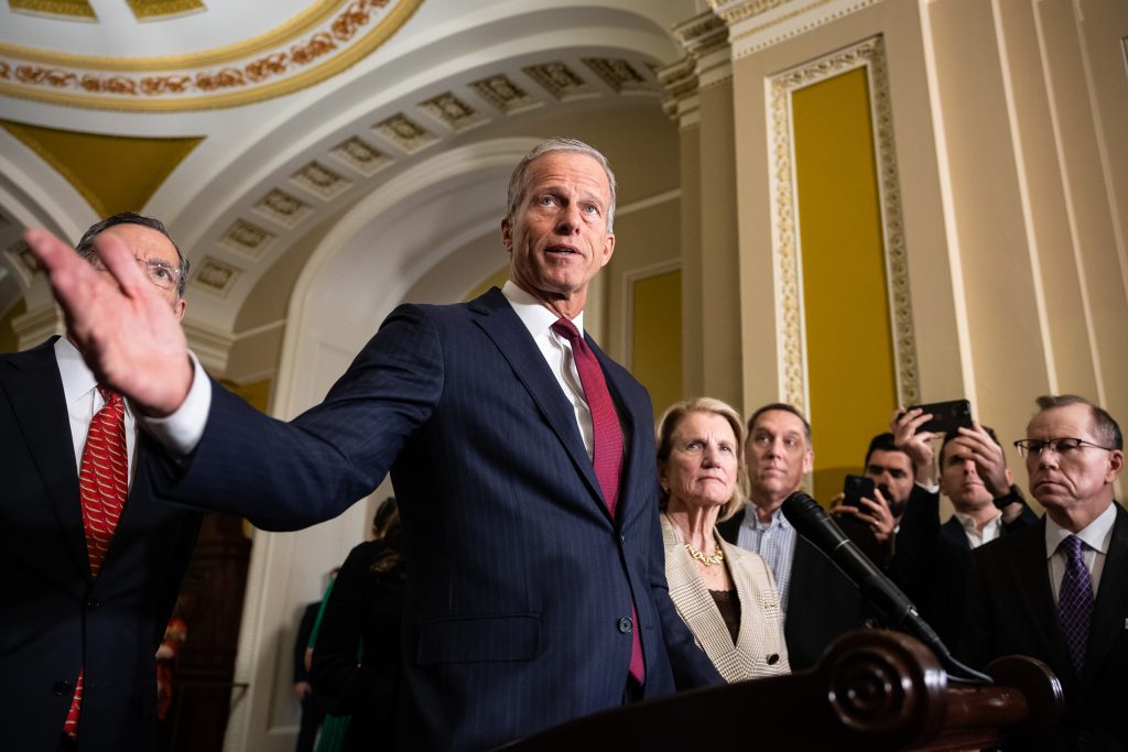 “Senate Leader Thune Confident in Markwayne Mullin’s DHS Nomination Despite Rand Paul’s Controversial Questions”