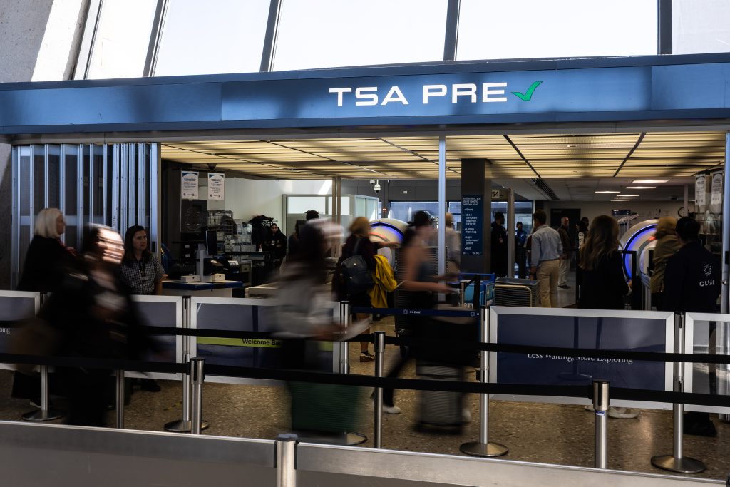 “Congressional Perks vs. Airport Chaos: The Impact of TSA Staffing Shortages on Lawmakers and Travelers”