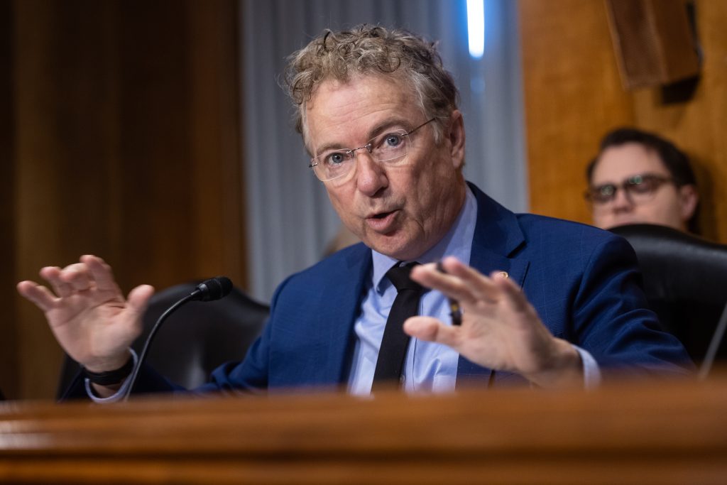 “Rand Paul vs. Donald Trump: The High-Stakes Showdown Over Immigration Enforcement”