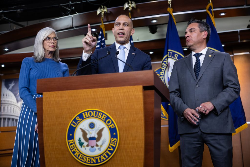 “Junior Reporters Challenge Hakeem Jeffries with Tough Questions on Voter Trust and Political Accountability”