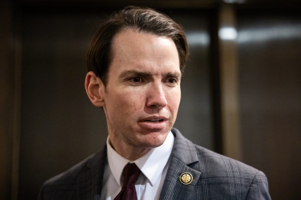 “House Vote on Ukraine Aid: Independent Lawmaker’s Signature Sparks Bipartisan Push”
