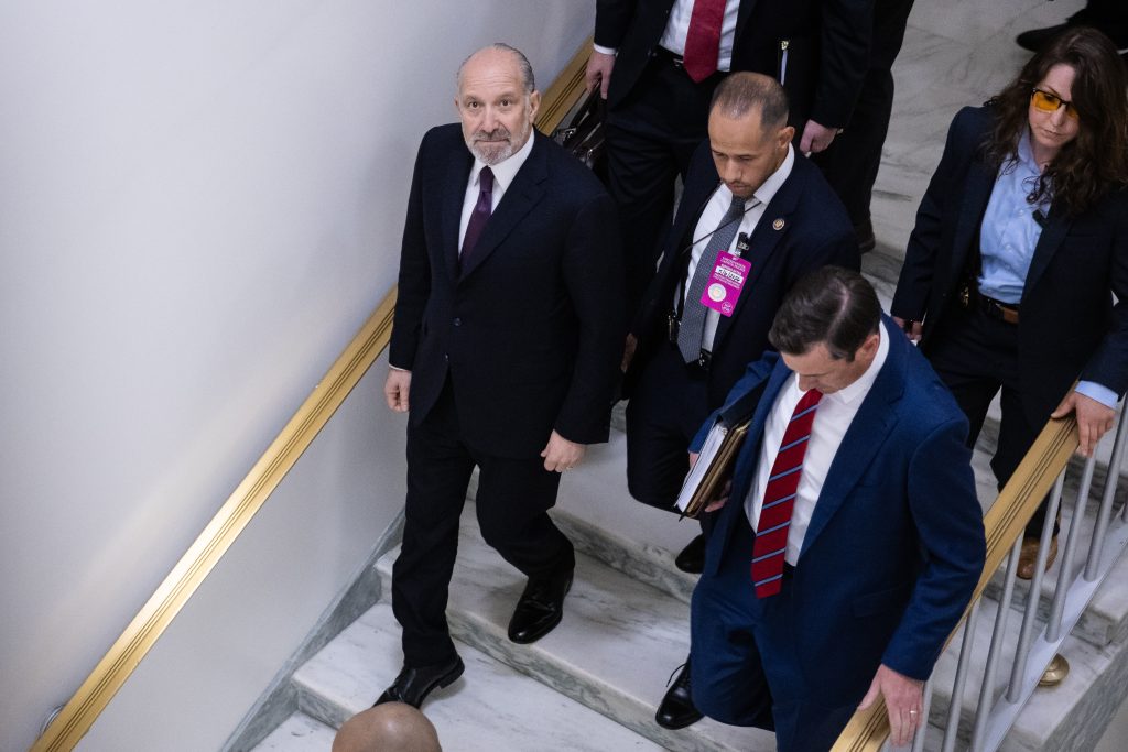 “Howard Lutnick Reveals Troubling Ties to Jeffrey Epstein in Explosive Closed-Door Testimony”