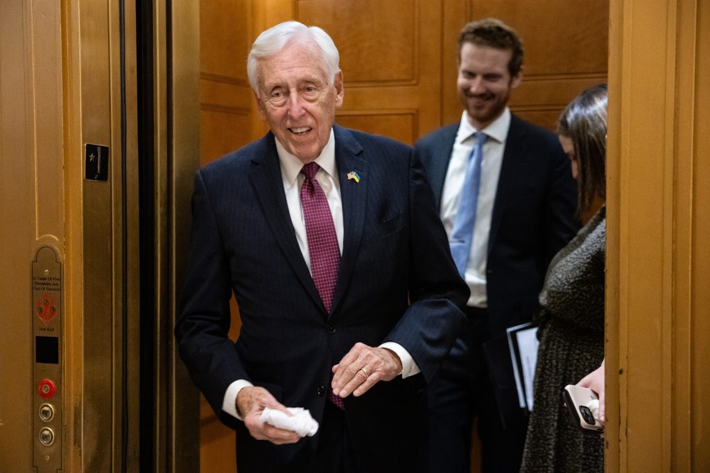 “Congressional Pay Raises: Court Ruling Sparks Ongoing Fight for Fair Compensation”