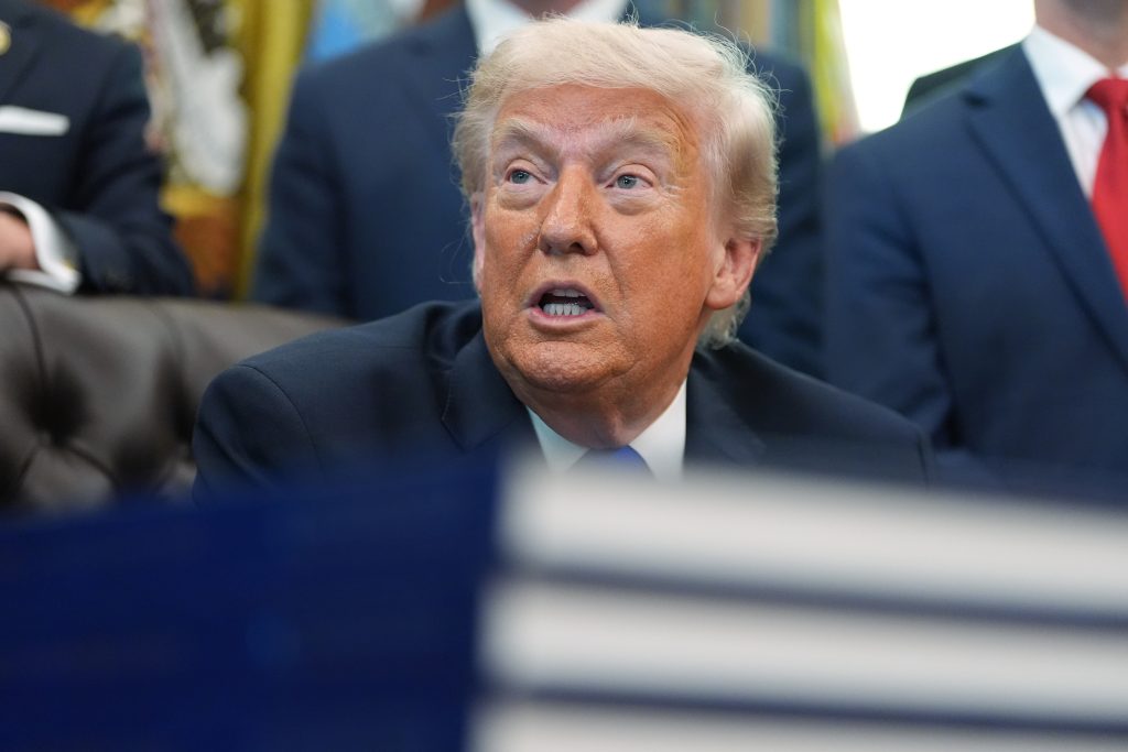 “Trump Ends Record-Breaking Shutdown with DHS Funding Legislation: Key Agencies Restored”