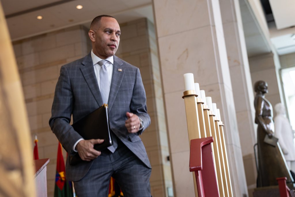 “Insurgent Progressives Challenge Party Establishment: Hakeem Jeffries Faces New Political Headwinds”