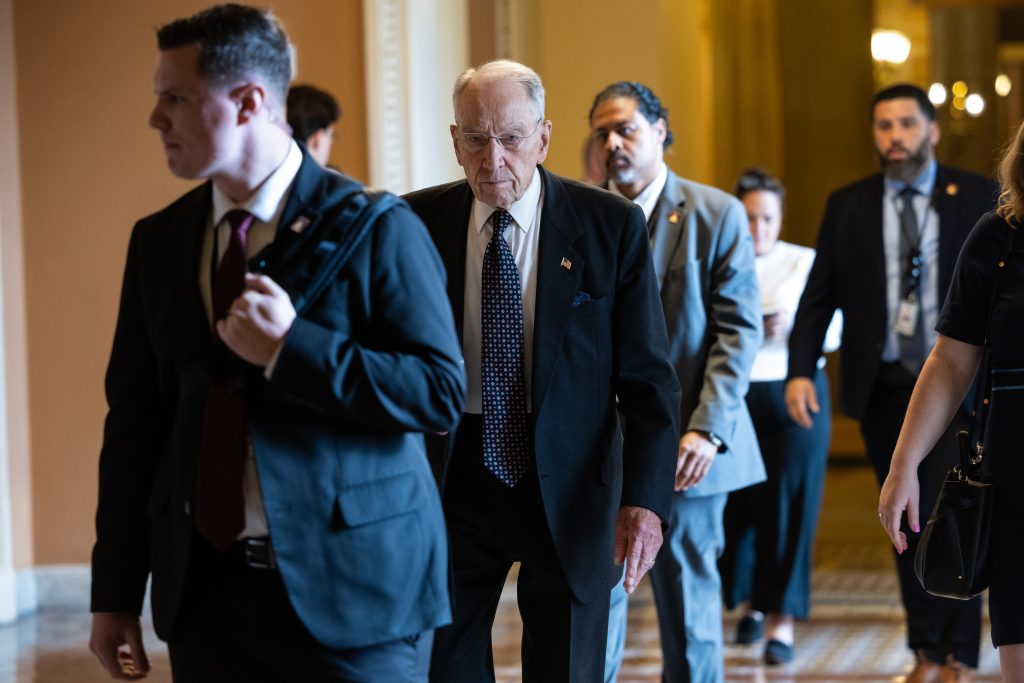 “Trump’s Standoff with Democrats: Can Pulte’s Exit Save Key Surveillance Law?”