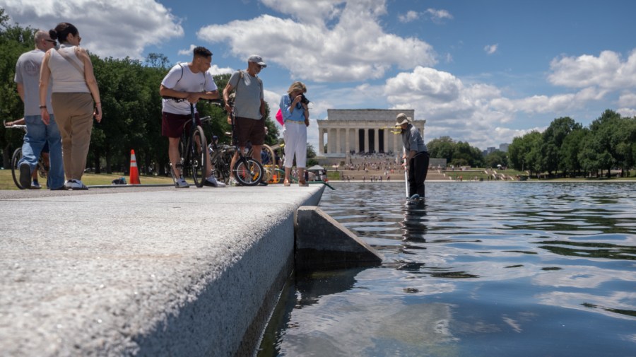 “Trump’s Controversial Lincoln Memorial Pool Renovation: 4 Key Facts You Need to Know” “Trump’s Controversial Lincoln Memorial Pool Renovation: 4 Key Facts You Need to Know”